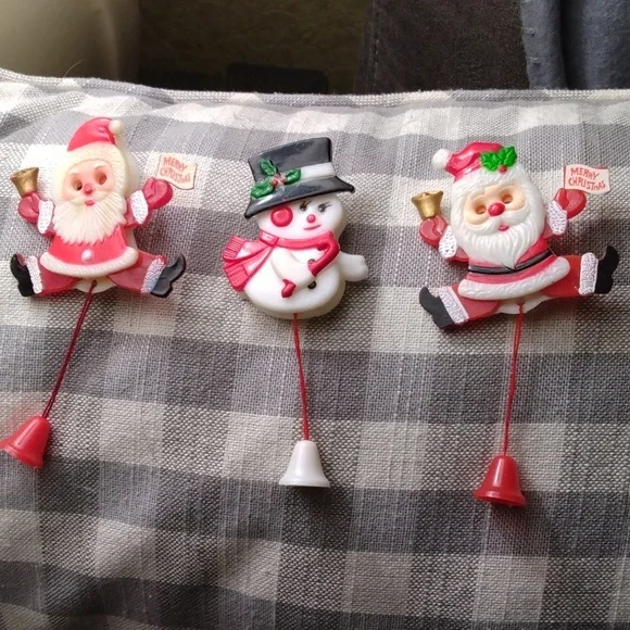 Pins,Christmas 3 pin set, pull bell  and parts move, very cute set. - Picture 7 of 7